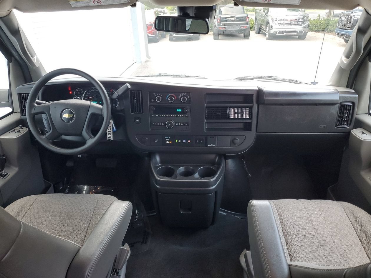2025 Chevrolet Express Passenger 1LT