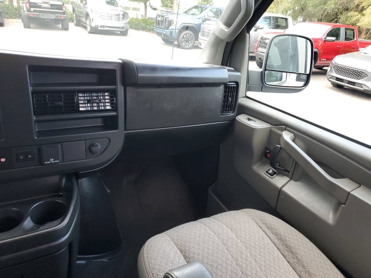2025 Chevrolet Express Passenger 1LT