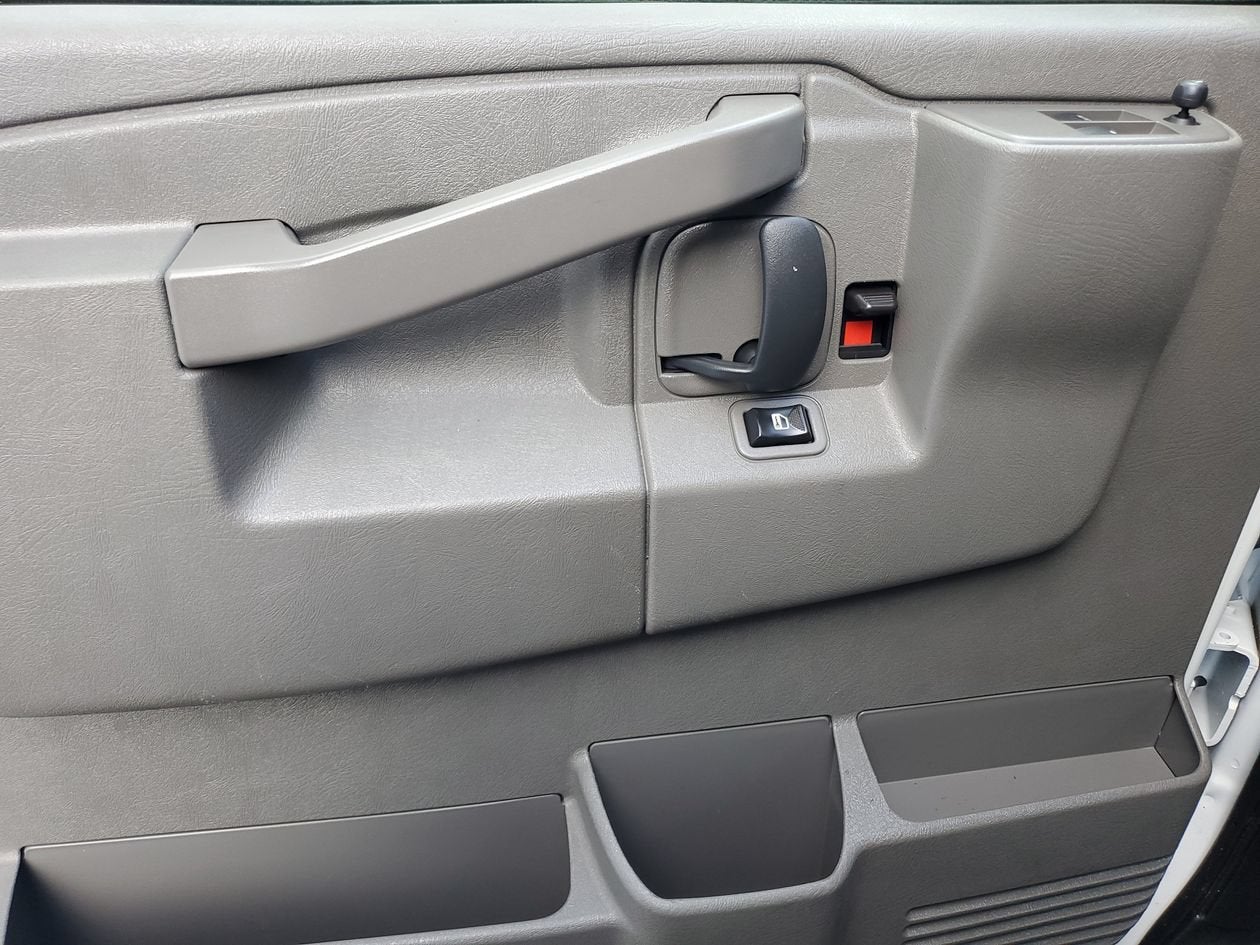 2025 Chevrolet Express Passenger 1LT