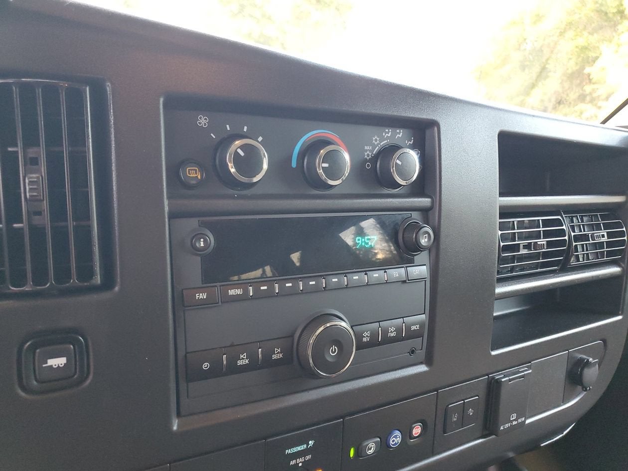 2025 Chevrolet Express Passenger 1LT