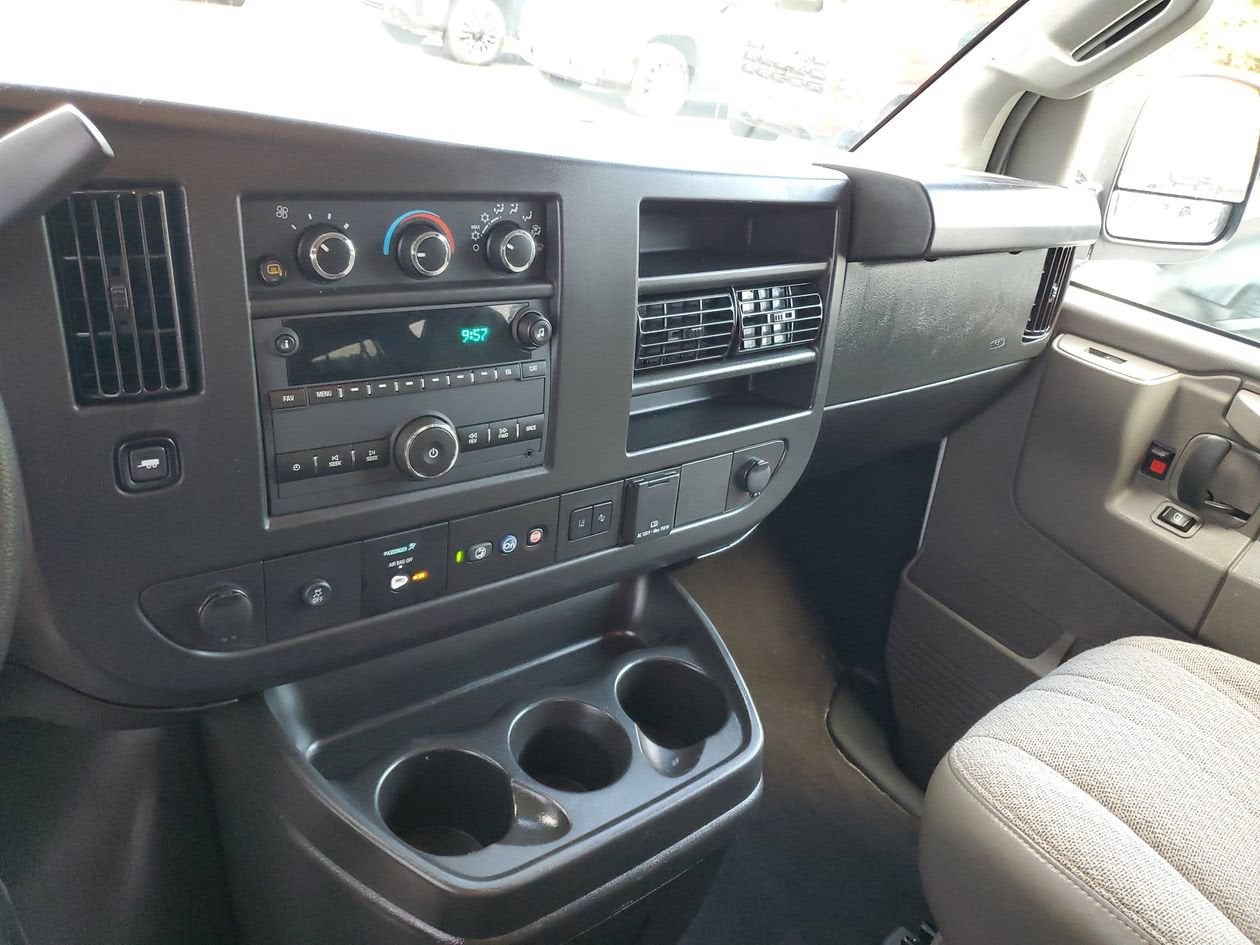 2025 Chevrolet Express Passenger 1LT