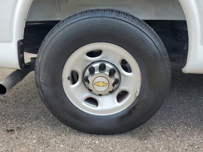 2025 Chevrolet Express Passenger 1LT
