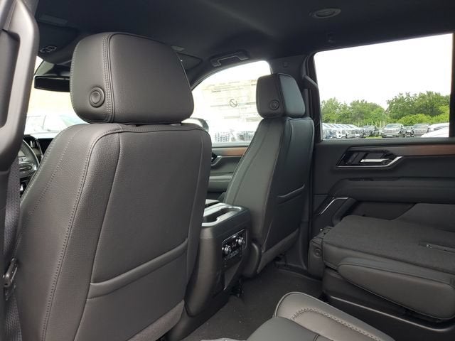 2026 GMC Yukon Denali - Photo 10