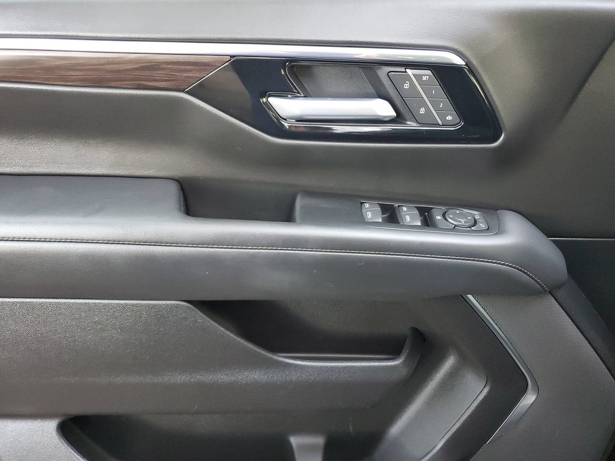 2025 Chevrolet Suburban LT