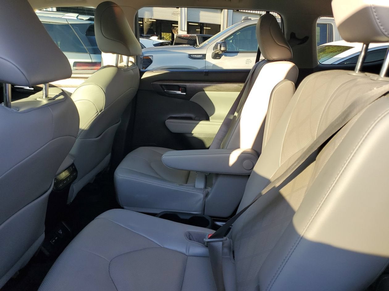 2022 Toyota Highlander Hybrid Platinum