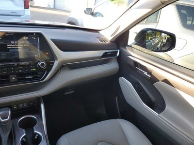 2022 Toyota Highlander Hybrid Platinum