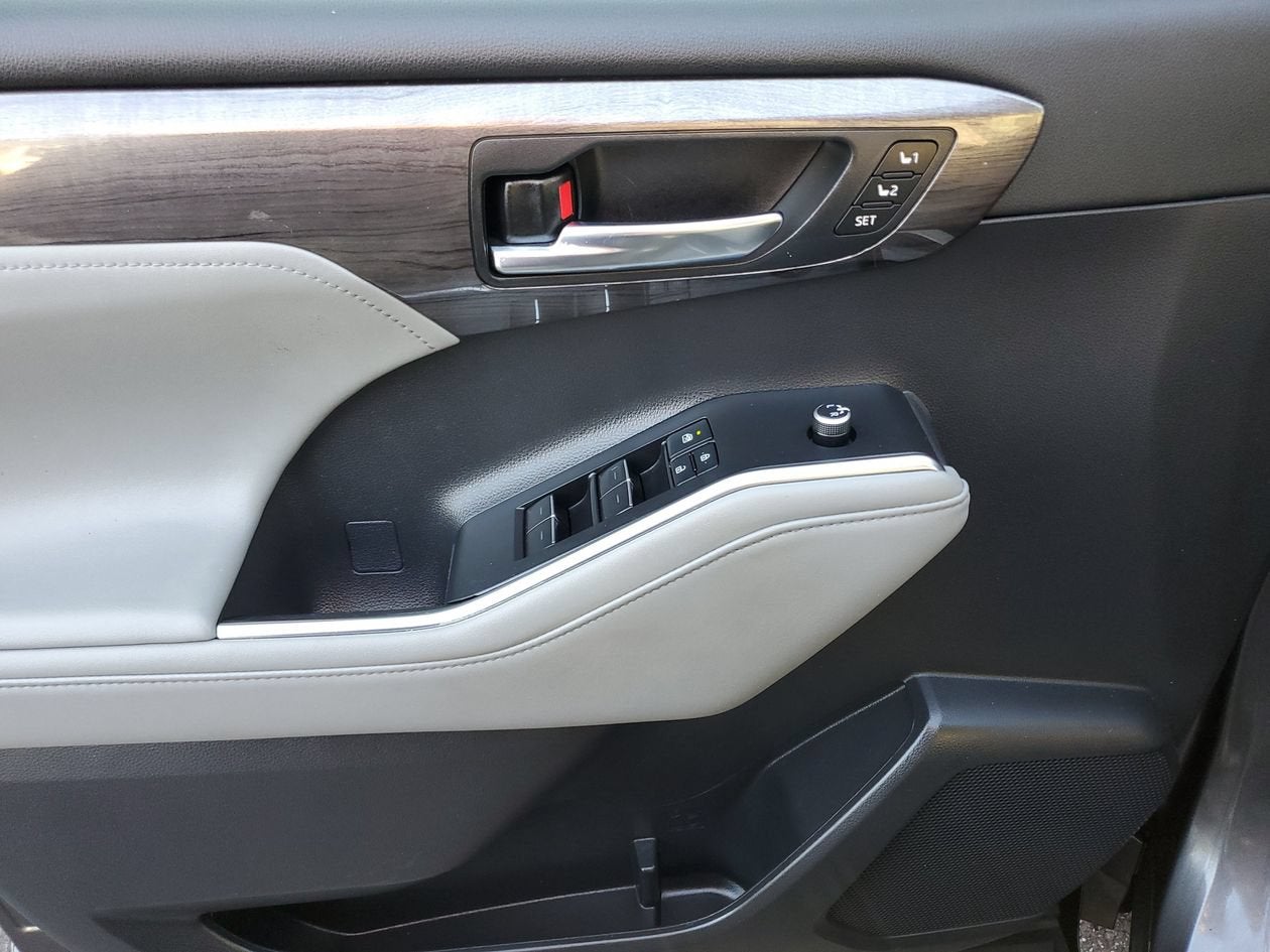 2022 Toyota Highlander Hybrid Platinum