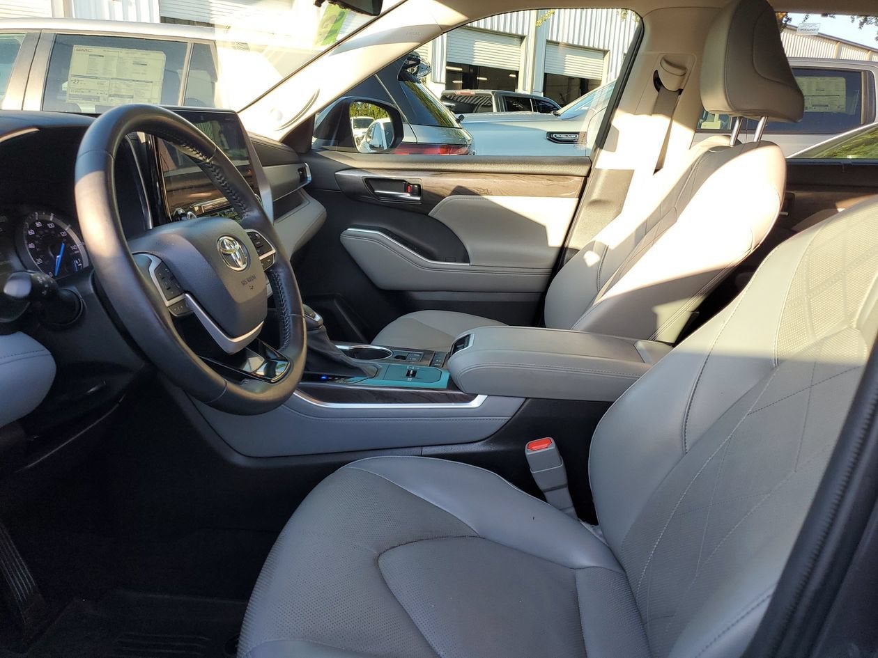 2022 Toyota Highlander Hybrid Platinum