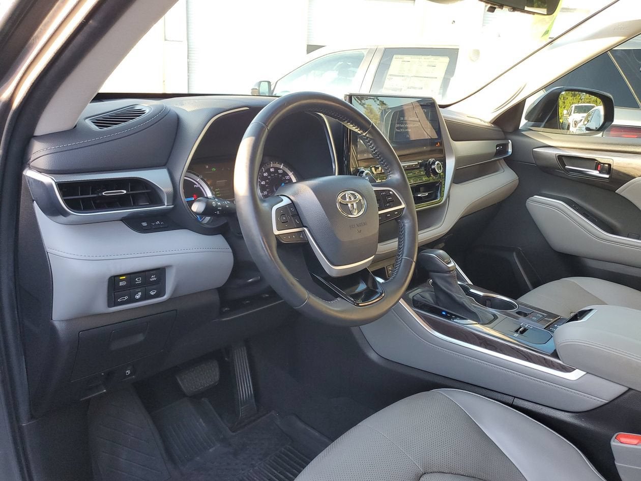 2022 Toyota Highlander Hybrid Platinum