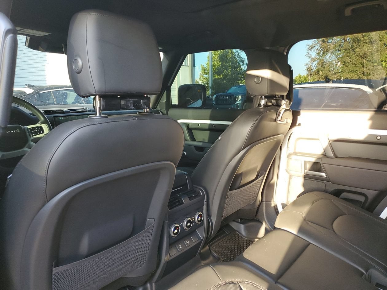 2025 Land Rover Defender X-Dynamic SE