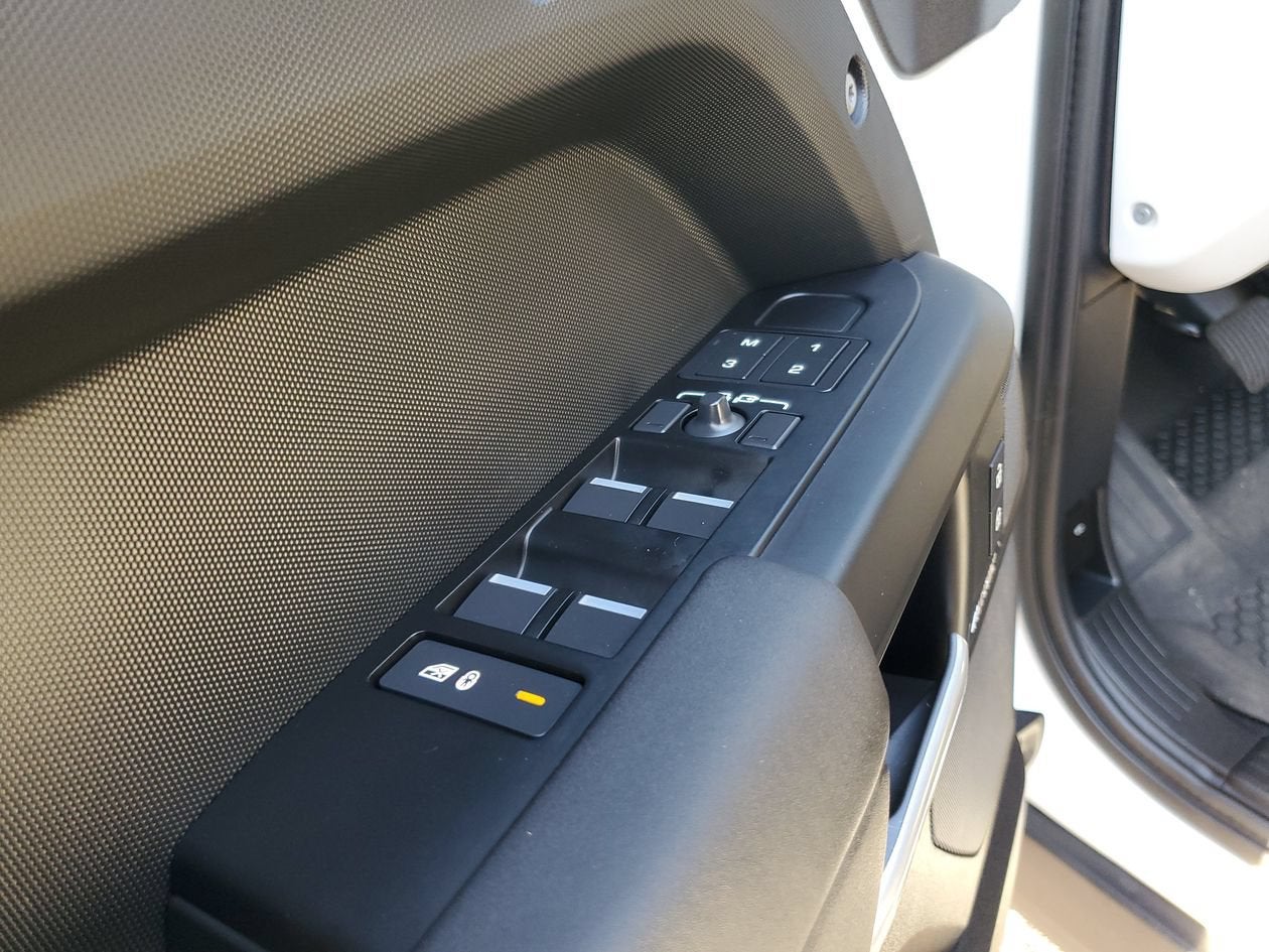 2025 Land Rover Defender X-Dynamic SE
