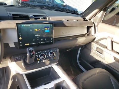 2025 Land Rover Defender X-Dynamic SE