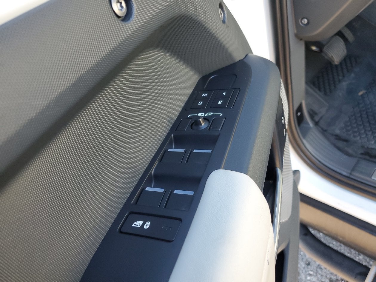 2023 Land Rover Defender X-Dynamic SE