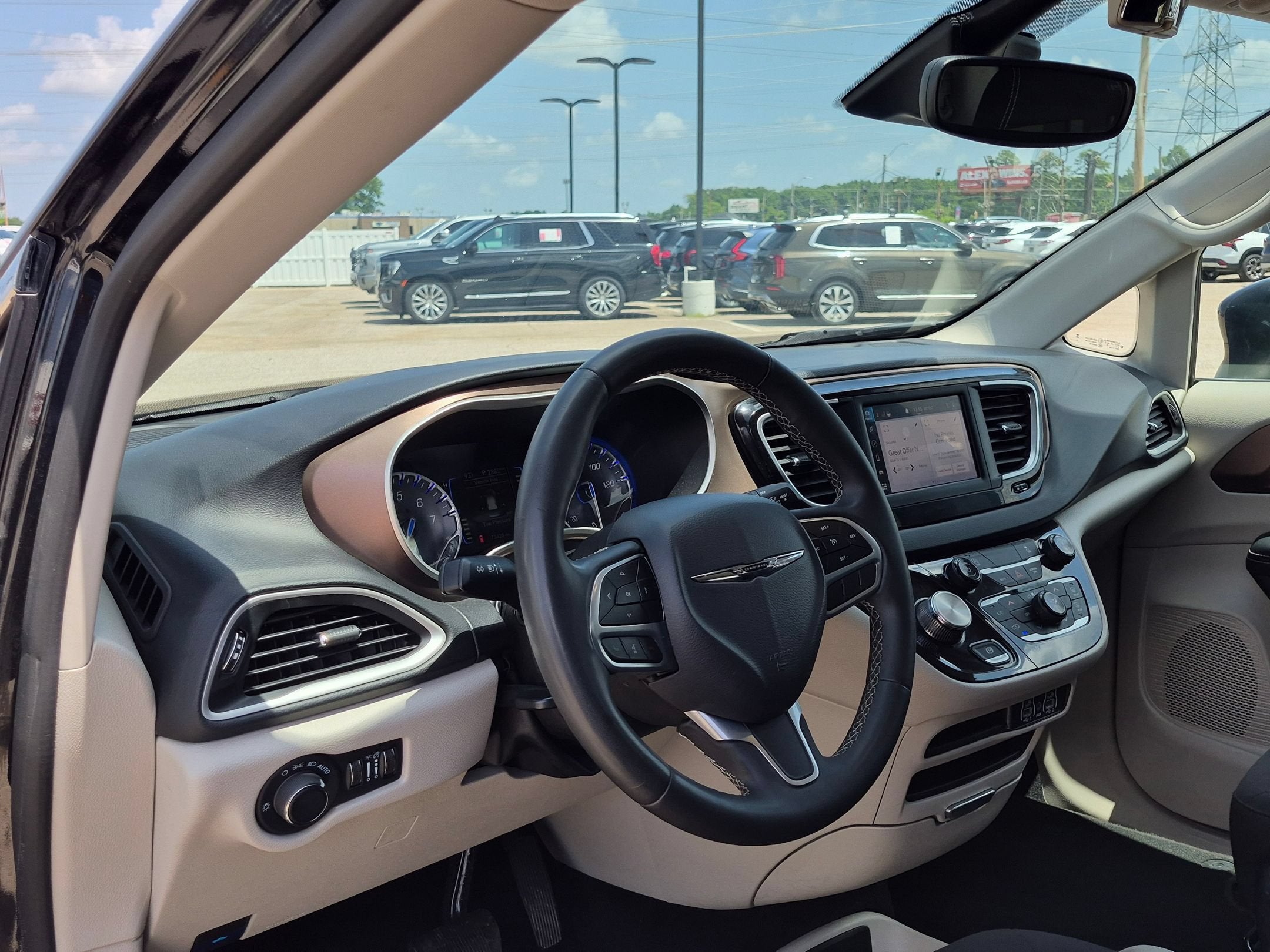 2023 Chrysler Voyager LX