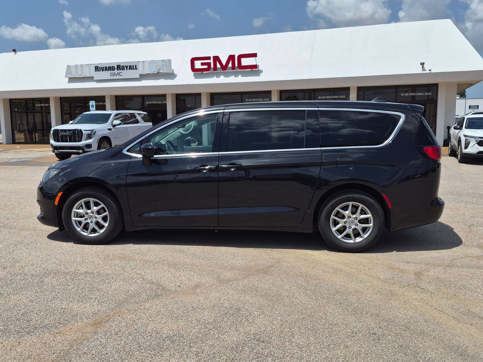2023 Chrysler Voyager LX