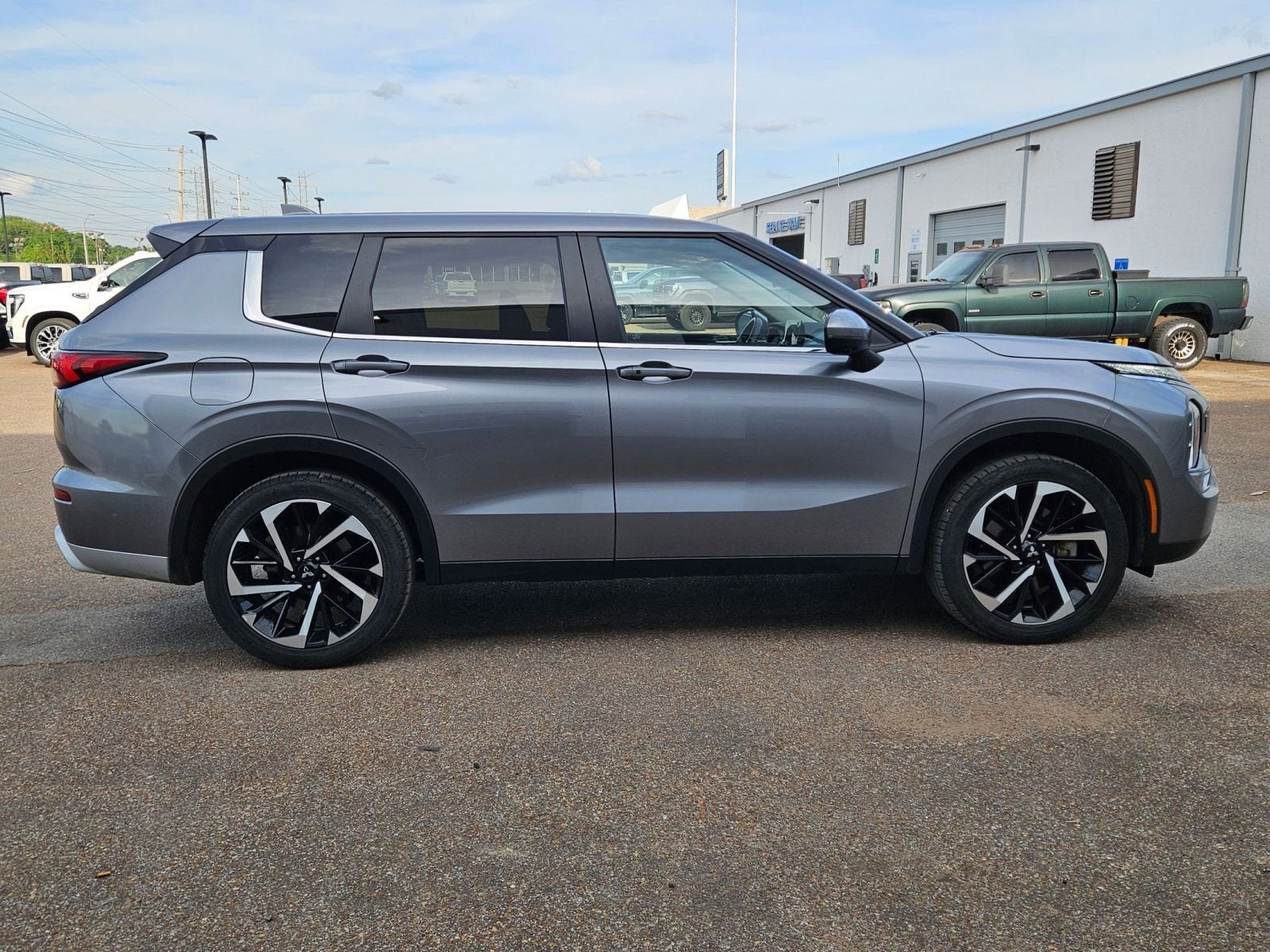 2024 Mitsubishi Outlander SE