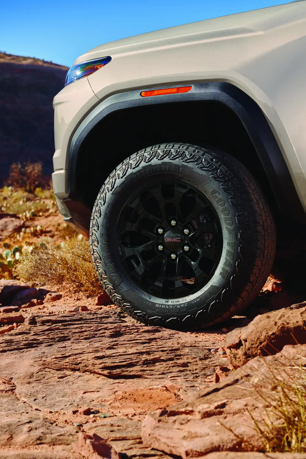 2027 GMC Canyon Elevation 18 inch gloss black aluminum wheel in Coastal Dune